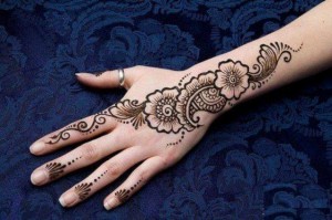 Cute Pakistani Girl Hand Mehndi Design